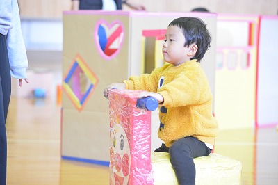 体育館で遊ぶ子どもたち