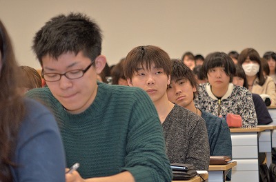 写真:真剣なまなざしで話を聞く学生たち