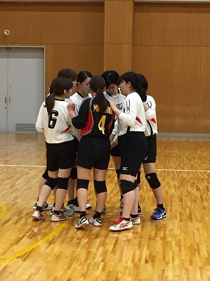 写真：円陣を組んで