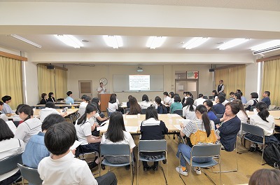 写真：児童学科の学科イベントで学科で育てている人材を説明する学科長