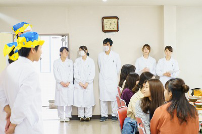 写真：食事中の献立のポイント「生活習慣病予防」を説明する担当学生