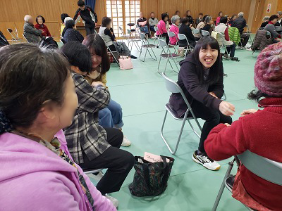 写真：グループでの話し合いに大学生も参加