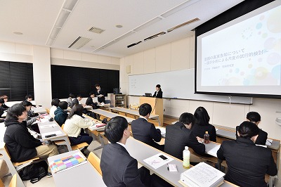 写真：卒業研究の発表会の様子。