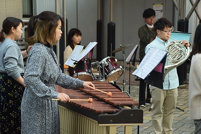 中庭で演奏する吹奏楽部員たち