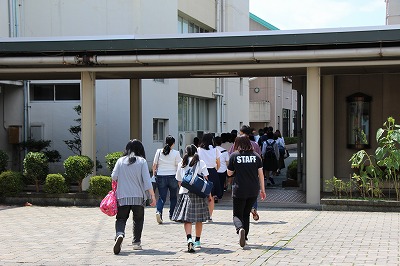 施設案内中の様子