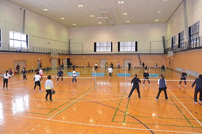 参加者がピックルボール楽しんでいる様子