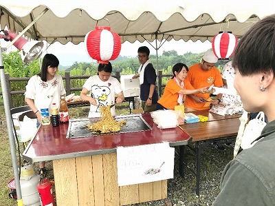 写真：屋台テントで焼きそばを作るスタッフ