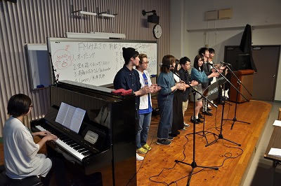 写真：最後の曲をメンバー全員で歌っている