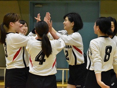 写真：ハイタッチをする選手