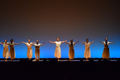 写真：白ダンスチームのダンス