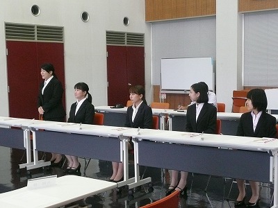 写真：ひとりずつお礼の言葉を述べる学生たち