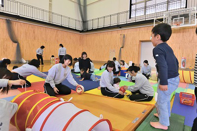 写真：手作りの遊具との組み合わせで遊ぶ子ども