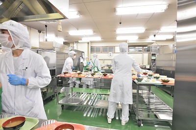 写真：提供直前の厨房内の慌ただしい様子