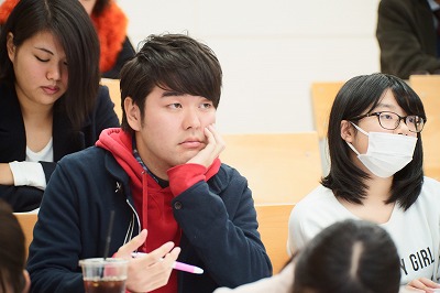 写真：熱心に発表を聞く卒業生