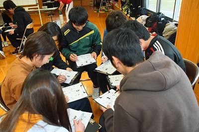 写真：午後からのセミナーの様子。グループに分かれて話し合いをする学生たち