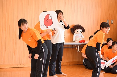 学生が遊びのモデルをしている姿