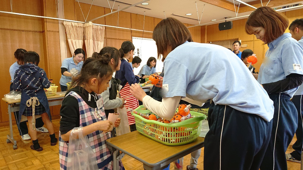 お菓子を配る様子