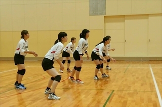 写真：相手のサーブを待つ美作大学の選手たち