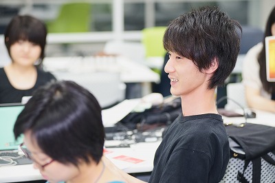 写真：片方のグループの発表を聞いて質問する学生。アップ