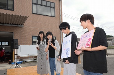 写真：白梅祭。ステージイベント。香川県人会の模擬店紹介