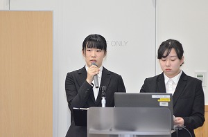 写真：卒業研究発表の様子。女子学生2名のグループ