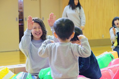 写真：子どもと一緒に楽しむ学生