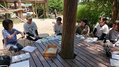 職員から学生が説明を受ける様子