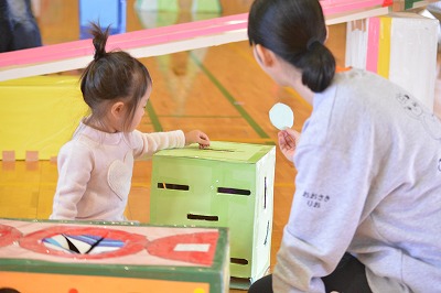 体育館で遊ぶ子どもたち