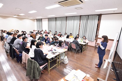 写真：薬師寺先生の講義を熱心に聞く学生たち