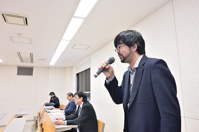 写真：発表者に質問をする社会福祉学科教員