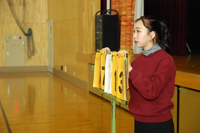 写真：特点づけをする学生