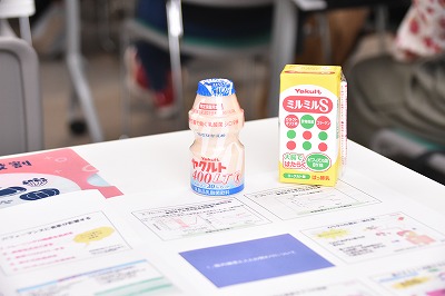 資料とヤクルト飲料の写真