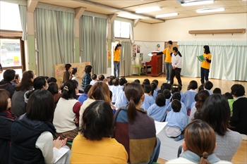 写真：劇を見る園児と保護者