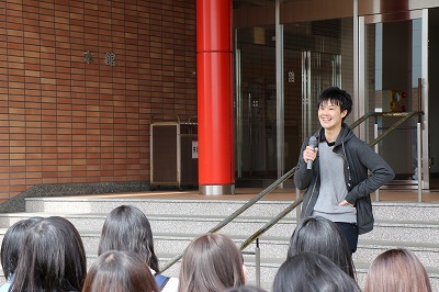 写真：スピーチする卒業生
