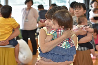 写真:スキンシップをとる親子