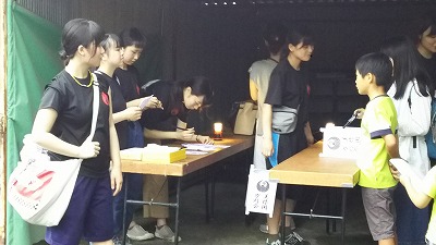 写真：受付をする学生