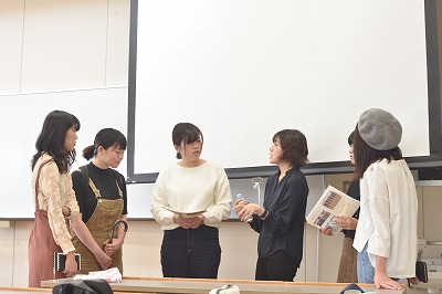写真：終了後、先輩社会福祉士を取り囲んで質問をする学生たち