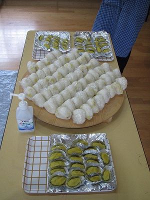 写真：津山市立中央児童館での収穫祭の様子。できあがったサツマイモご飯とスイートポテト