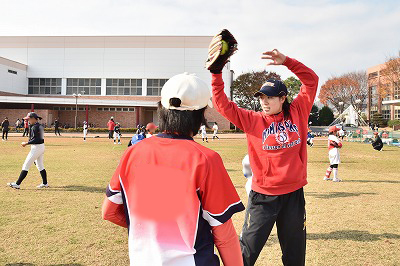 写真：フォームを見せて指導するちば選手