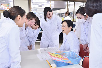 写真：この授業の担当もりもと先生に指導を受ける学生