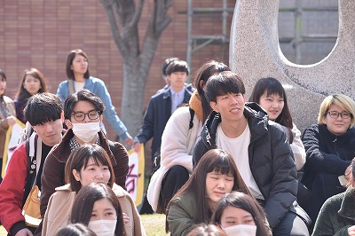 写真：激励をされ、笑顔でこたえる学生