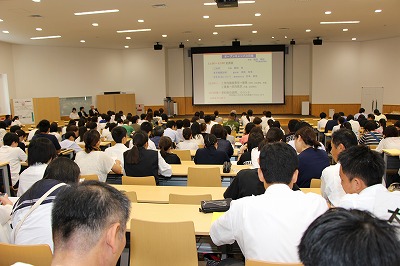 聞いている保護者と高校生