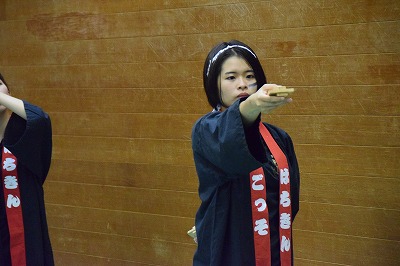高知県人会の学生がよさこいを踊る様子