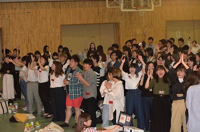 写真:バンドの演奏に合わせて盛り上がる新入生。前から撮影