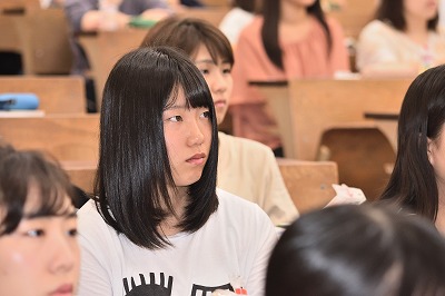写真：熱心に話を聞く学生その3