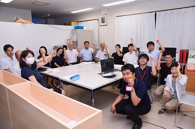 写真：養成講座後に社員の方全員と記念撮影