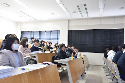 写真：熱心に発表を聞く下級生や同級生
