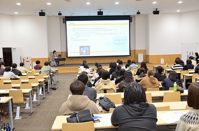写真：社会福祉学会の様子。実践発表の一コマ