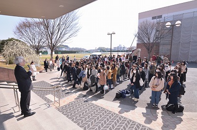 写真：出発式で食物学科の学生を激励する学長