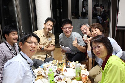 施設の職員と集合写真